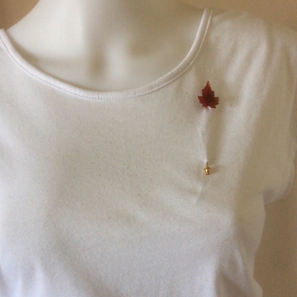 Maple leaf pin. - Picture 2 of 3